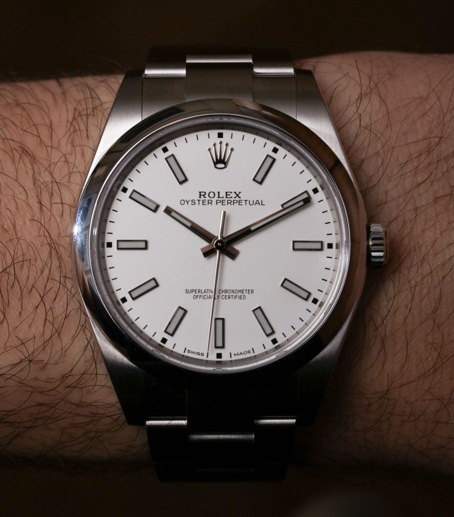 This replica Rolex gives people a feeling of pure and concise.