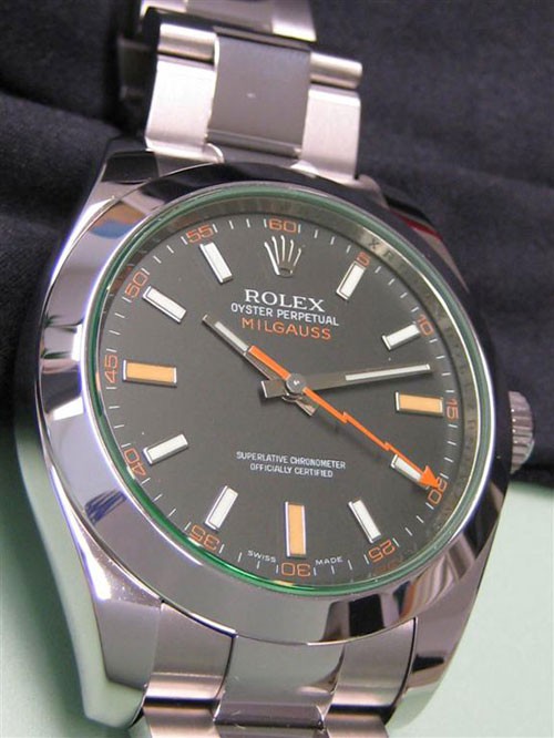 For the unique emerald watch mirror, this replica Rolex catches a lot of attention.