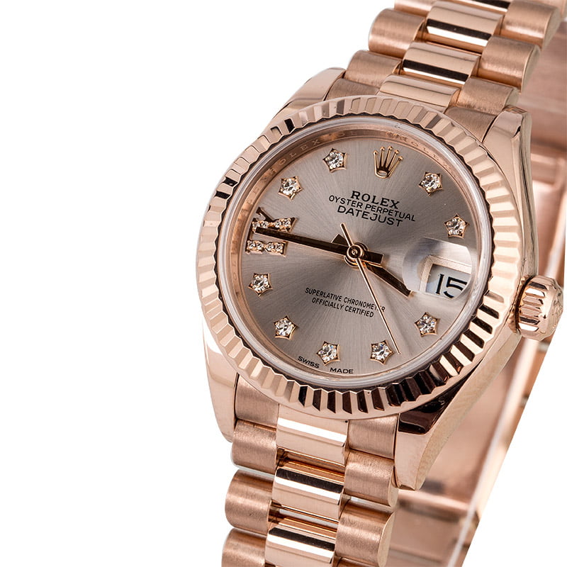 Rose gold and the diamonds make this diamonds scale replica Rolex Lady-Datejust watch more stylish and charming, no matter for the suits or the leisure, that all are suitable.