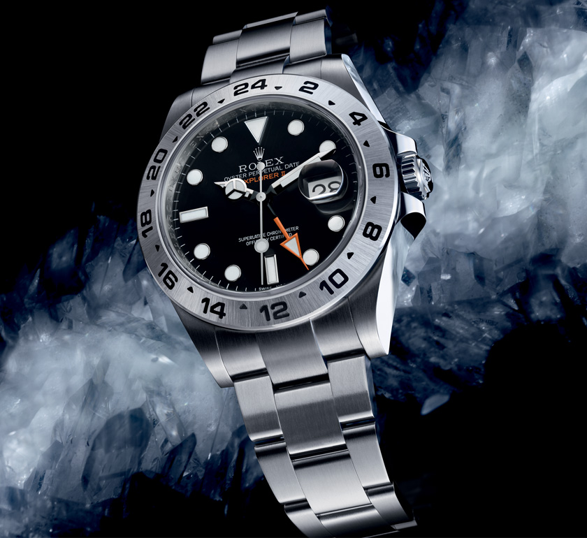904L stainless steel frosted dial, white scale and pointer also with black dial, the whole design of this black dial fake Rolex looks so elegant, also with a little delicate, very suitable for men who love sports.