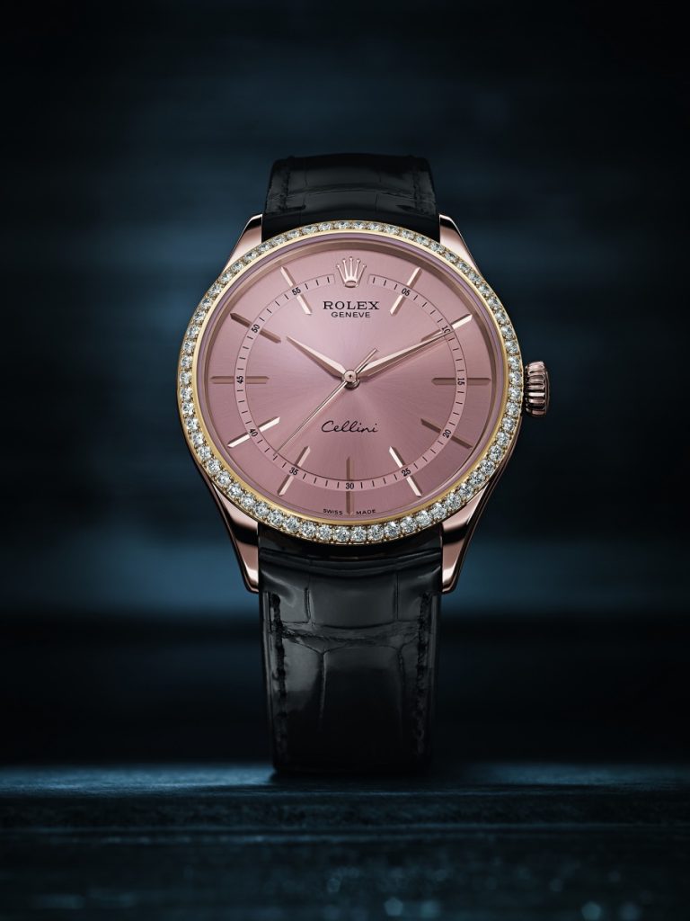 For this replica Rolex Cellini watch, whether for the dazzling diamonds or the precious rose gold, that all shows us a wonderful visual effect.