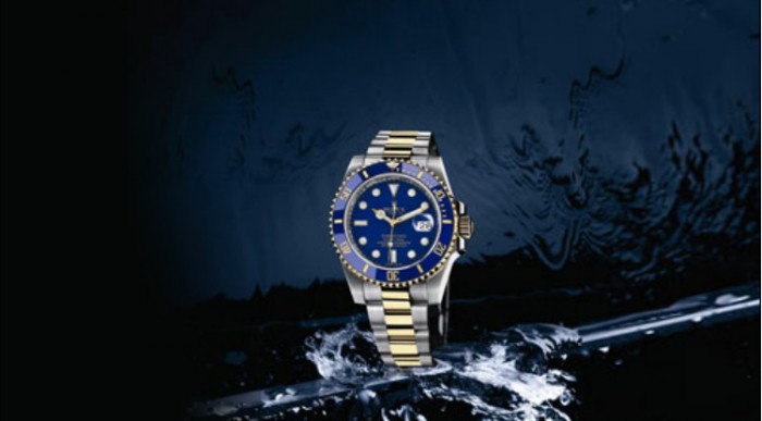 With the eye-catching blue dial, this replica Rolex watch specially carries a unique elegance.