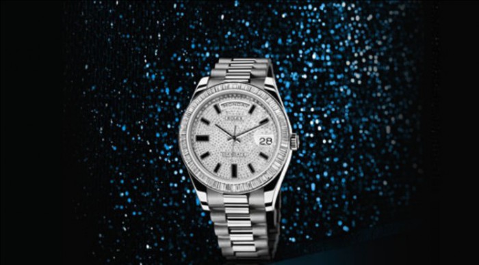 For the sparkling diamonds, this replica Rolex watch directly shows us a luxurious design style.