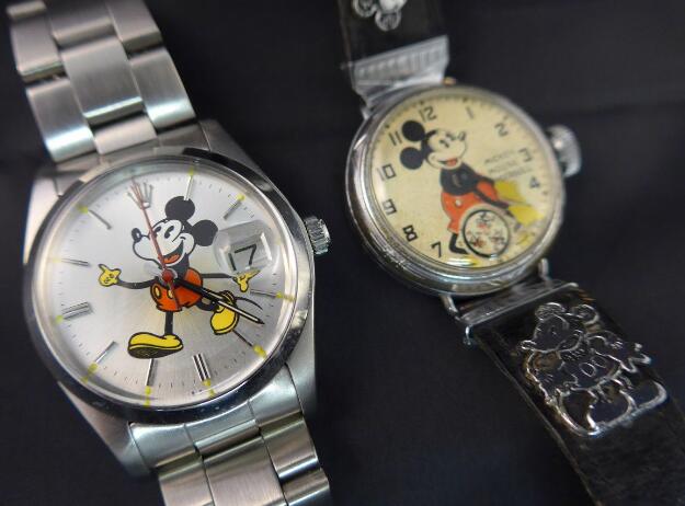 The pattern of Micky Mouse endows the timepiece with a cute appearance.