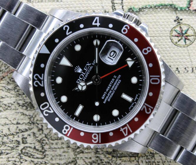 The two-colored bezel makes the timepiece more eye-catching.